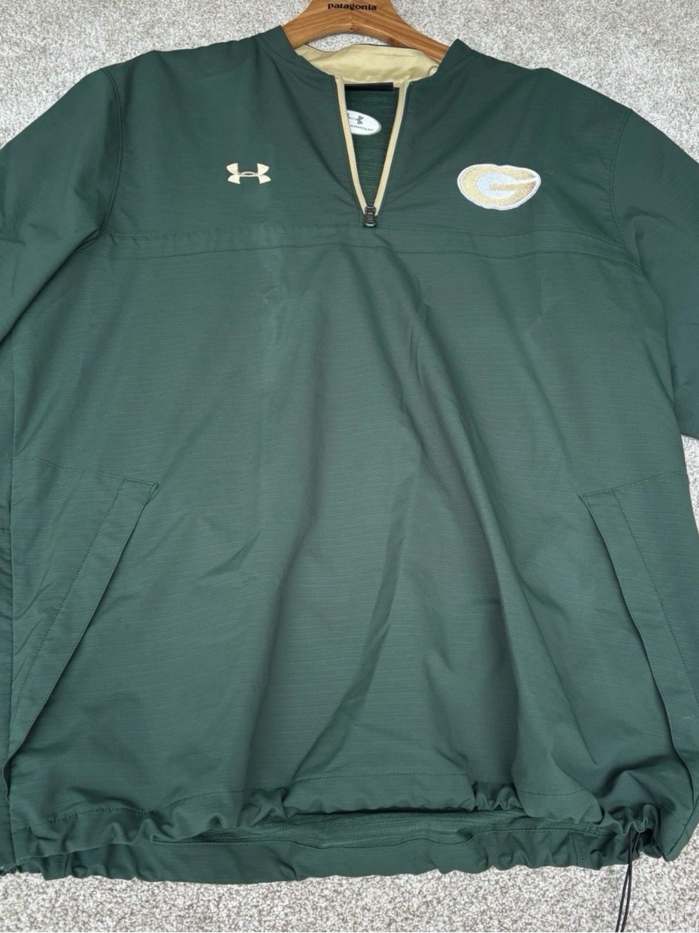 Green Bay Packers Under Armour Loose Fit Short Sleeve Wind Breaker Size XL